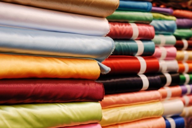 Entre mousseline, satin et tencel… quel tissu de robe de cérémonie préréfez-vous ?