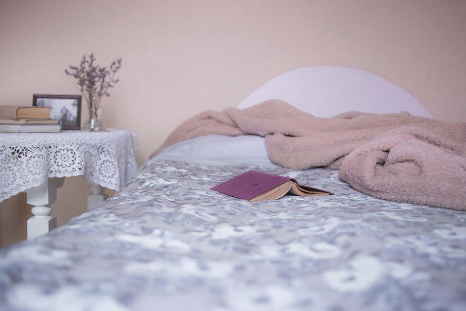 décoration d'intérieur pour transformer une chambre d'amis en une suite d'invités accueillante